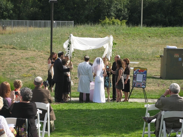 Tips for Decorating a Romantic Chuppah 1
